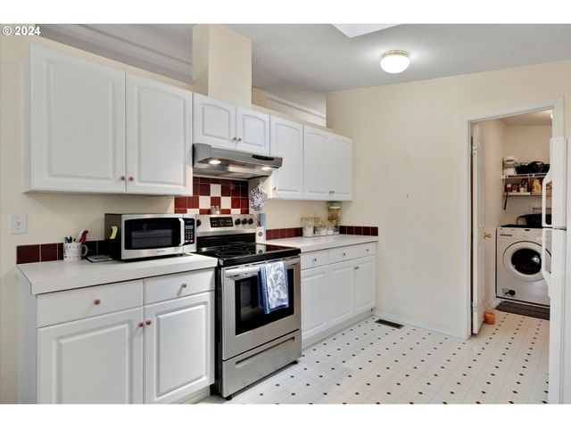 11651 Sw ROYAL VILLA Dr, Portland, OR 97224