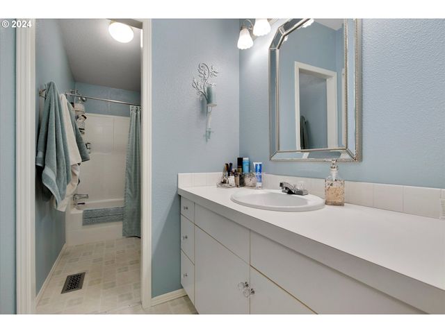 11651 Sw ROYAL VILLA Dr, Portland, OR 97224