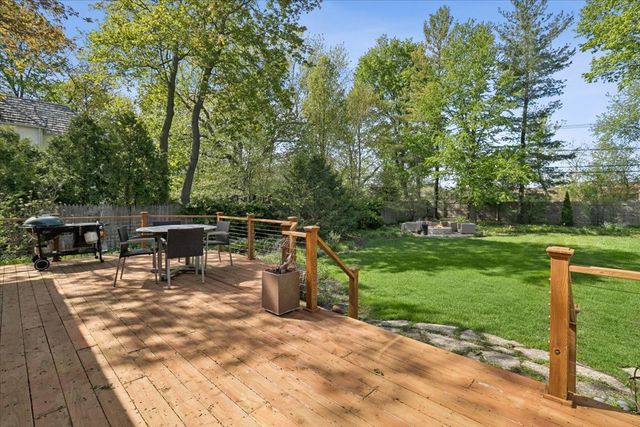 6 E Witchwood Lane, Lake Bluff, IL 60044