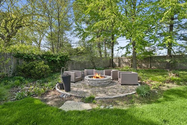 6 E Witchwood Lane, Lake Bluff, IL 60044