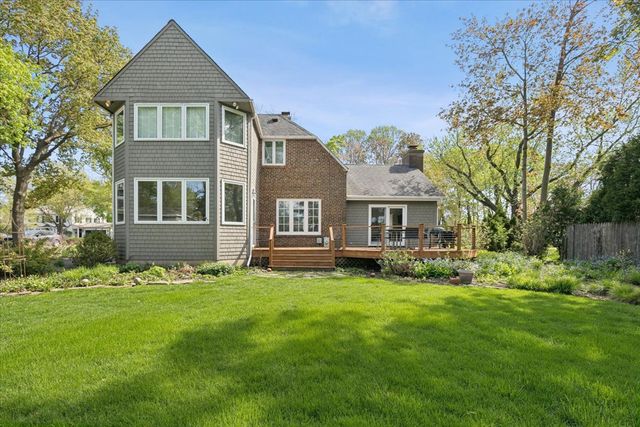 6 E Witchwood Lane, Lake Bluff, IL 60044