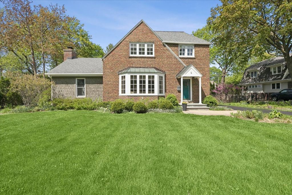 6 E Witchwood Lane, Lake Bluff, IL 60044