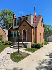 325 Columbia Avenue, Des Plaines, IL 60016