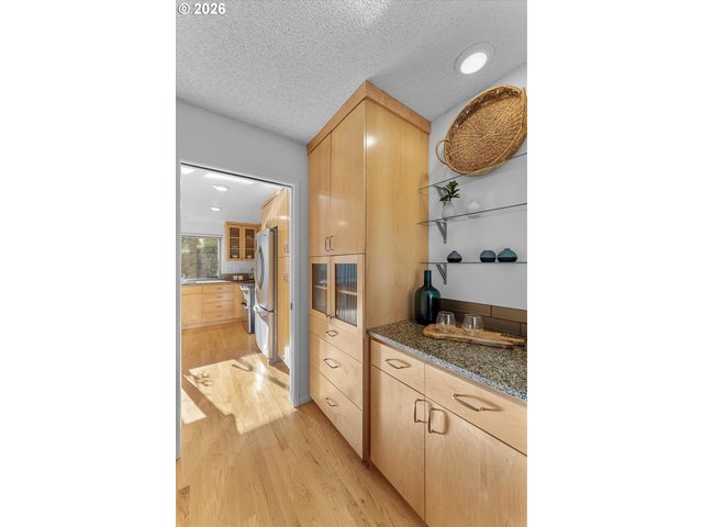 1764 BONNIEBRAE Dr, Lake Oswego, OR 97034