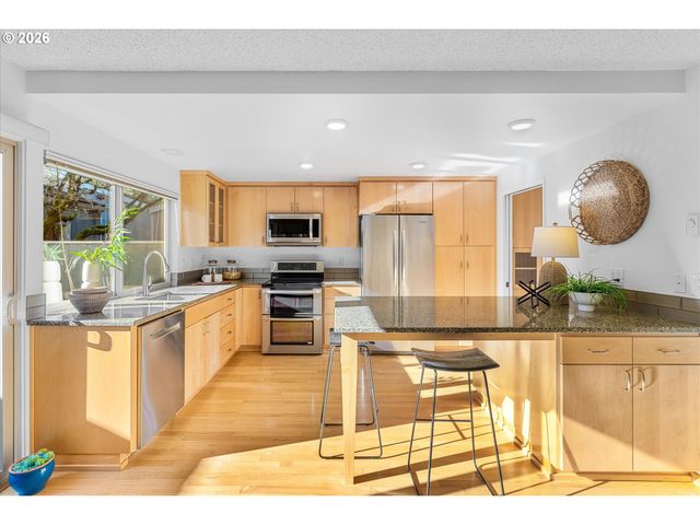 1764 BONNIEBRAE Dr, Lake Oswego, OR 97034