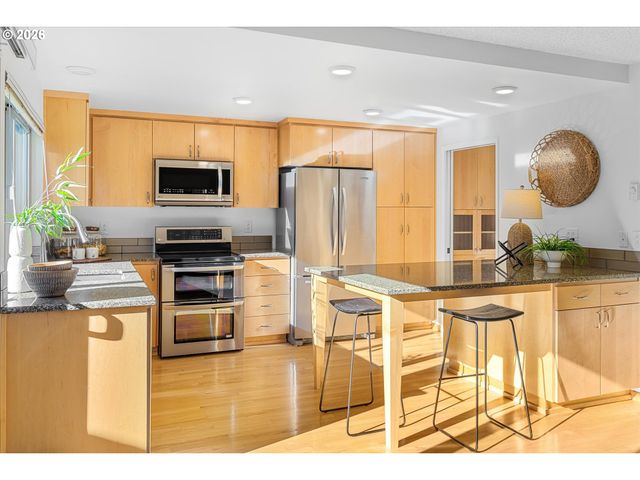 1764 BONNIEBRAE Dr, Lake Oswego, OR 97034