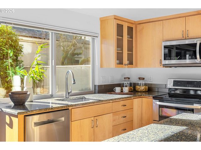 1764 BONNIEBRAE Dr, Lake Oswego, OR 97034