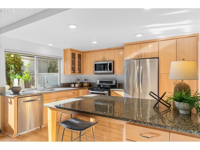 1764 BONNIEBRAE Dr, Lake Oswego, OR 97034