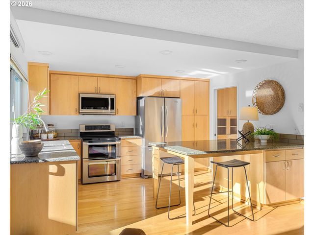 1764 BONNIEBRAE Dr, Lake Oswego, OR 97034