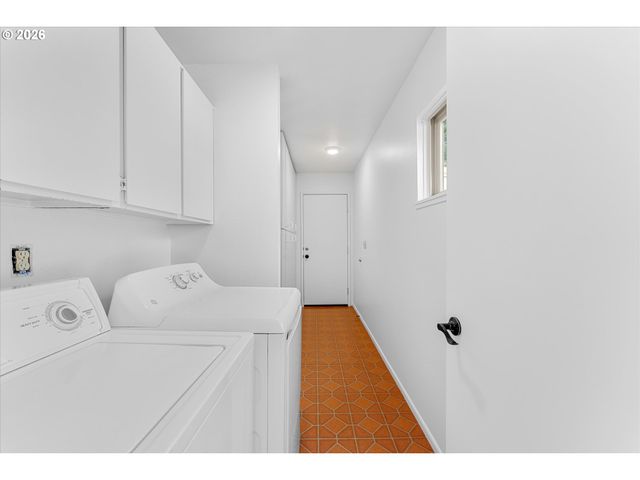 1764 BONNIEBRAE Dr, Lake Oswego, OR 97034