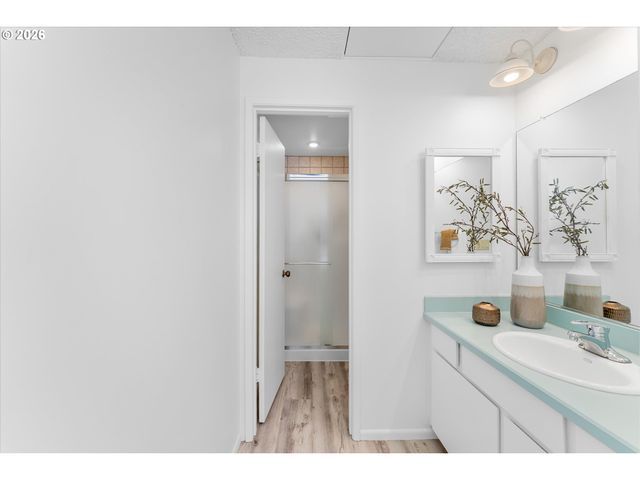 1764 BONNIEBRAE Dr, Lake Oswego, OR 97034