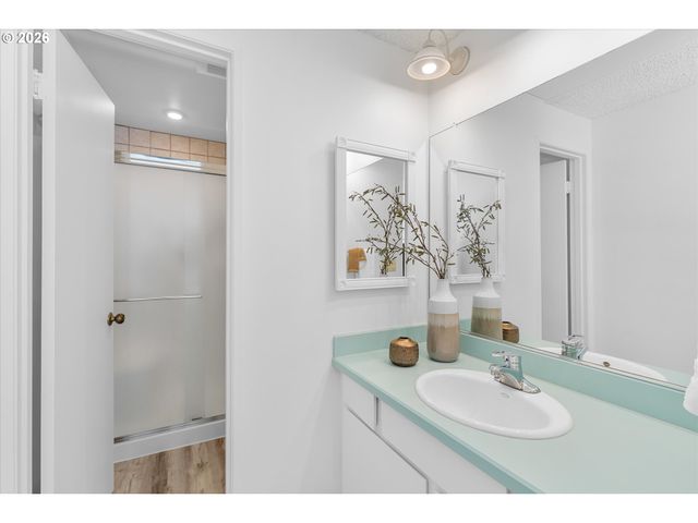 1764 BONNIEBRAE Dr, Lake Oswego, OR 97034