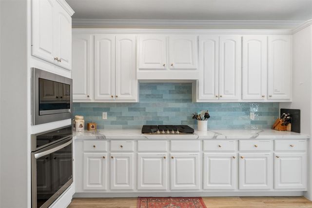 2 N Chantsong Circle, The Woodlands, TX 77382