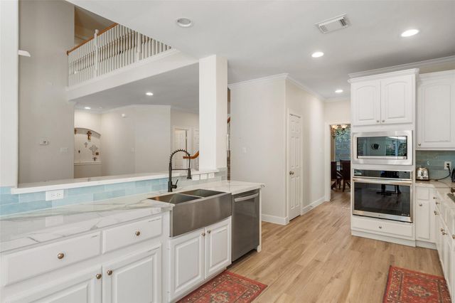 2 N Chantsong Circle, The Woodlands, TX 77382