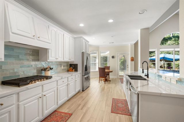 2 N Chantsong Circle, The Woodlands, TX 77382