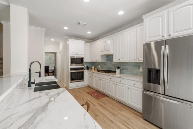 2 N Chantsong Circle, The Woodlands, TX 77382