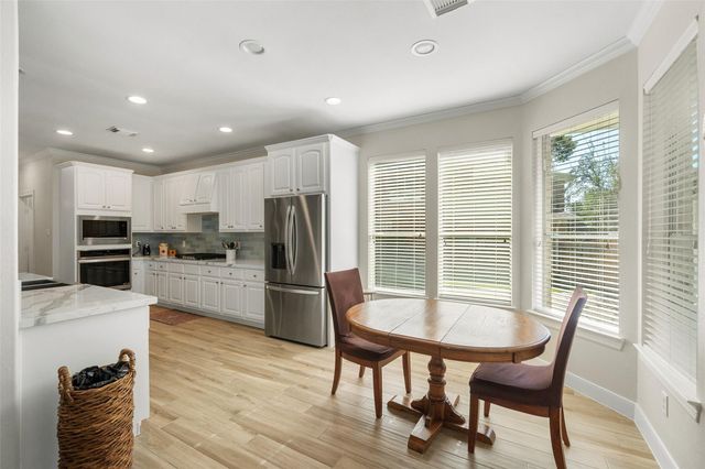 2 N Chantsong Circle, The Woodlands, TX 77382