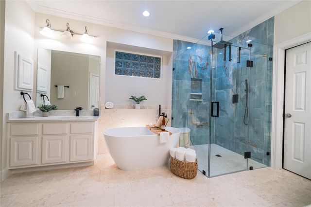 2 N Chantsong Circle, The Woodlands, TX 77382
