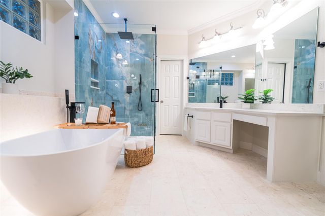 2 N Chantsong Circle, The Woodlands, TX 77382