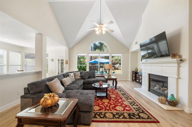 2 N Chantsong Circle, The Woodlands, TX 77382
