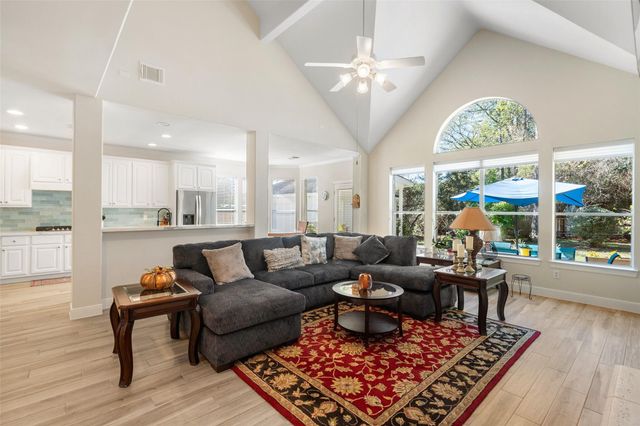 2 N Chantsong Circle, The Woodlands, TX 77382