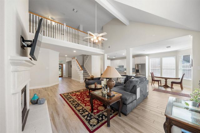 2 N Chantsong Circle, The Woodlands, TX 77382