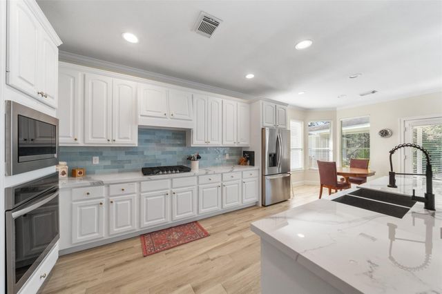 2 N Chantsong Circle, The Woodlands, TX 77382