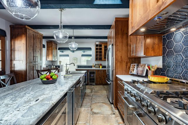 1718 Avenida Las Campanas NW, Los Ranchos, NM 87107