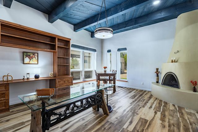 1718 Avenida Las Campanas NW, Los Ranchos, NM 87107