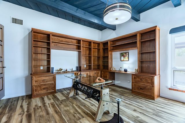1718 Avenida Las Campanas NW, Los Ranchos, NM 87107