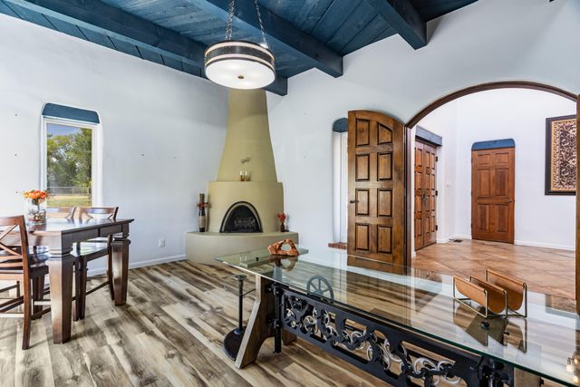 1718 Avenida Las Campanas NW, Los Ranchos, NM 87107