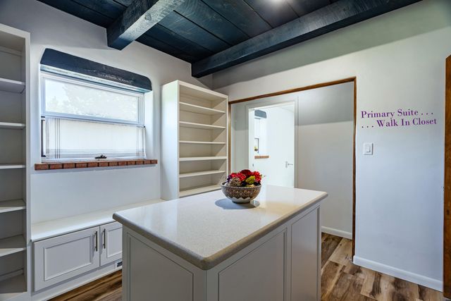 1718 Avenida Las Campanas NW, Los Ranchos, NM 87107