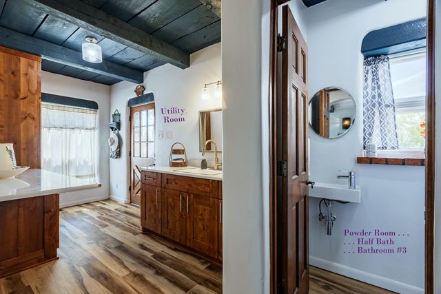 1718 Avenida Las Campanas NW, Los Ranchos, NM 87107