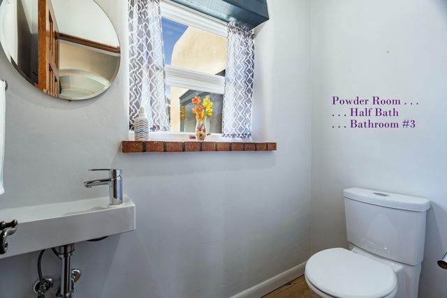 1718 Avenida Las Campanas NW, Los Ranchos, NM 87107