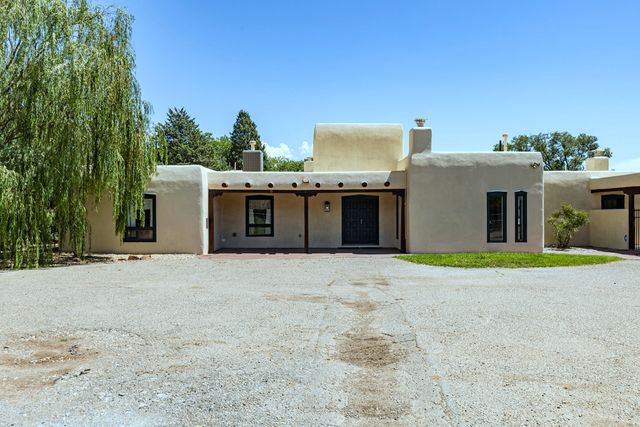 1718 Avenida Las Campanas NW, Los Ranchos, NM 87107