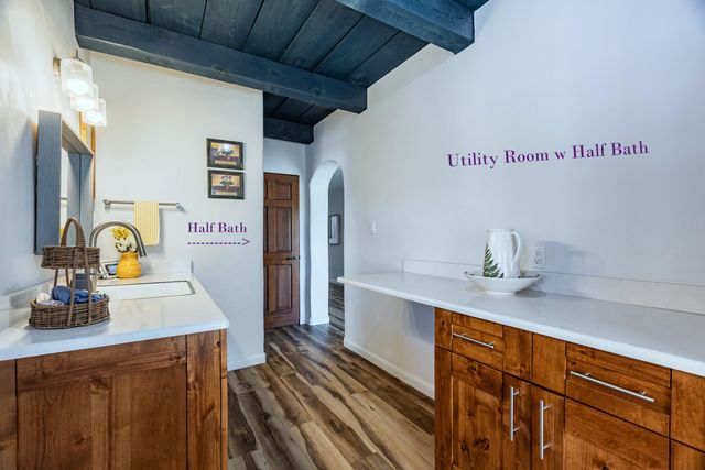1718 Avenida Las Campanas NW, Los Ranchos, NM 87107