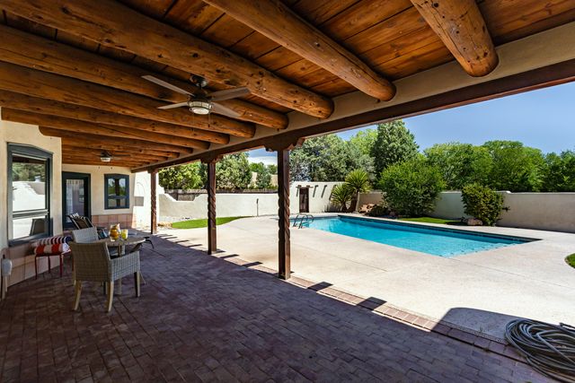 1718 Avenida Las Campanas NW, Los Ranchos, NM 87107
