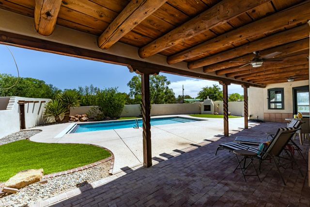 1718 Avenida Las Campanas NW, Los Ranchos, NM 87107