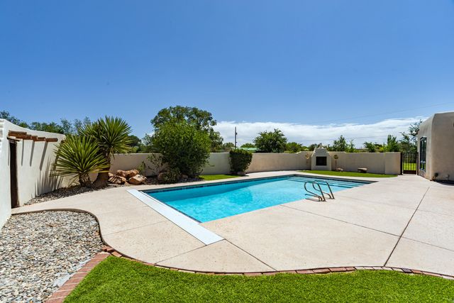 1718 Avenida Las Campanas NW, Los Ranchos, NM 87107