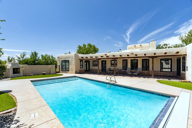 1718 Avenida Las Campanas NW, Los Ranchos, NM 87107