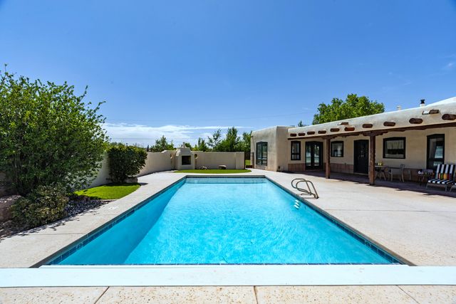 1718 Avenida Las Campanas NW, Los Ranchos, NM 87107