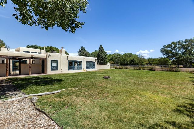 1718 Avenida Las Campanas NW, Los Ranchos, NM 87107
