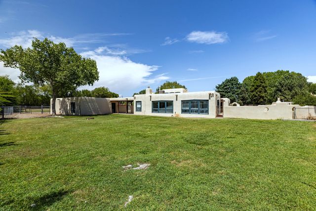 1718 Avenida Las Campanas NW, Los Ranchos, NM 87107