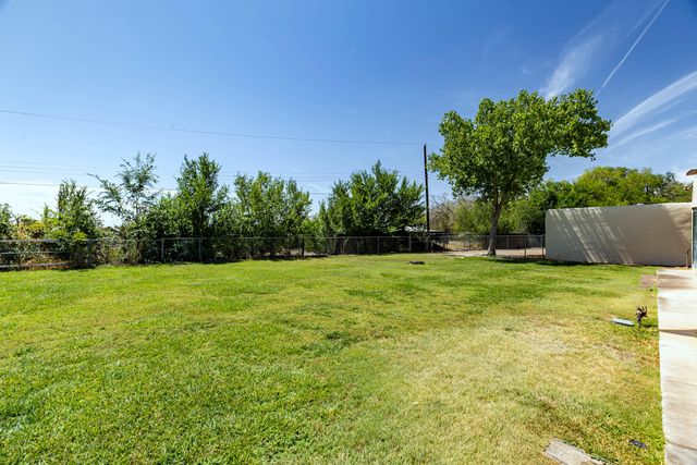 1718 Avenida Las Campanas NW, Los Ranchos, NM 87107