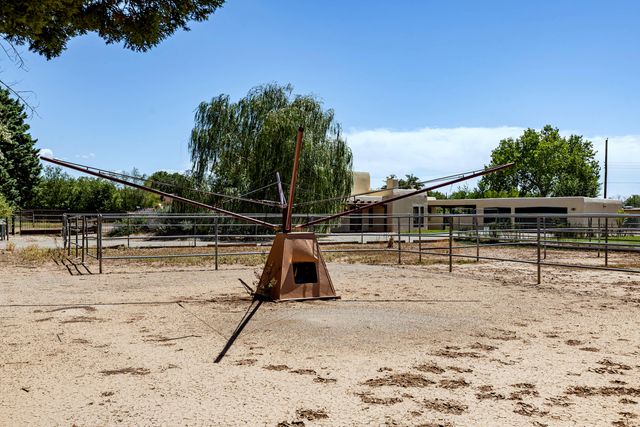 1718 Avenida Las Campanas NW, Los Ranchos, NM 87107