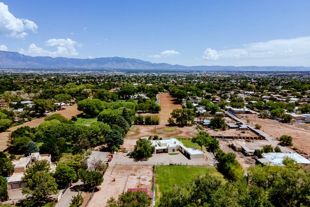 1718 Avenida Las Campanas NW, Los Ranchos, NM 87107