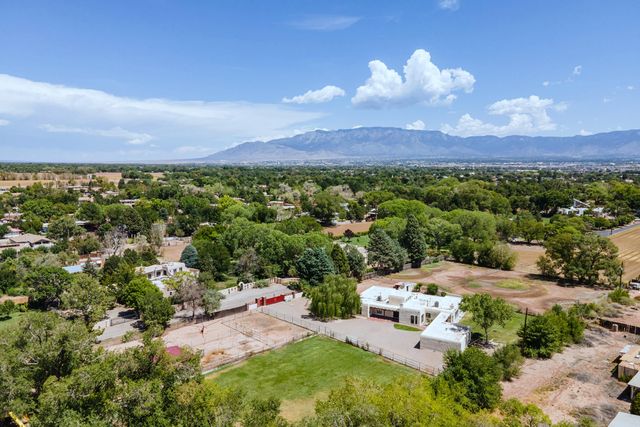 1718 Avenida Las Campanas NW, Los Ranchos, NM 87107