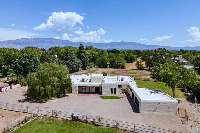 1718 Avenida Las Campanas NW, Los Ranchos, NM 87107