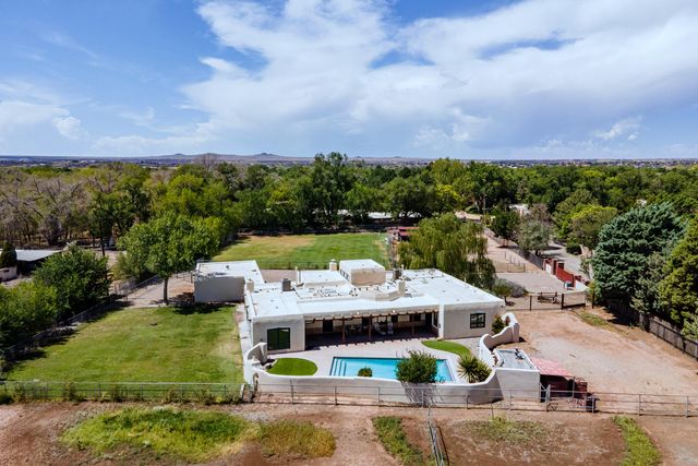 1718 Avenida Las Campanas NW, Los Ranchos, NM 87107