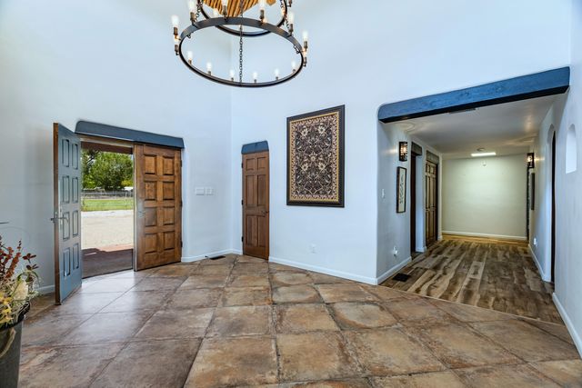 1718 Avenida Las Campanas NW, Los Ranchos, NM 87107